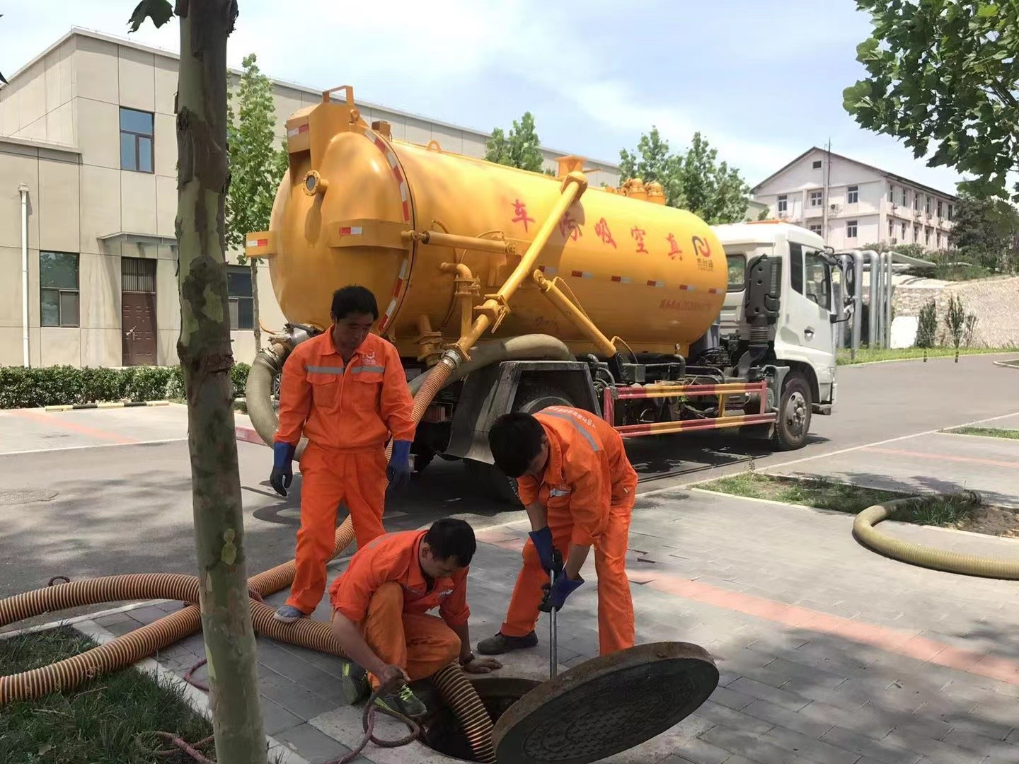 昆明化粪池清理与5-8吨吸粪车施工效率分析